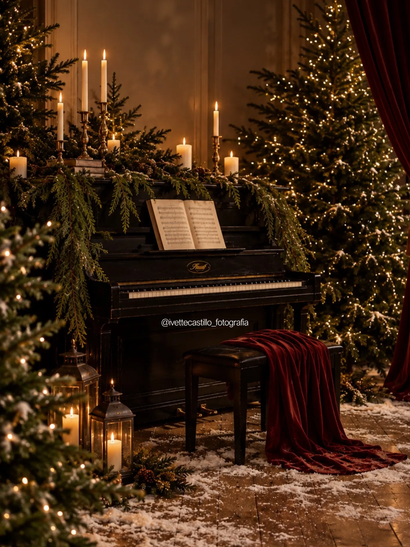 Escenario Chapter II: piano antiguo con velas, pinos con luces y follaje